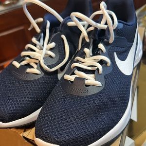 Nike Revolution men’s size 8- never worn